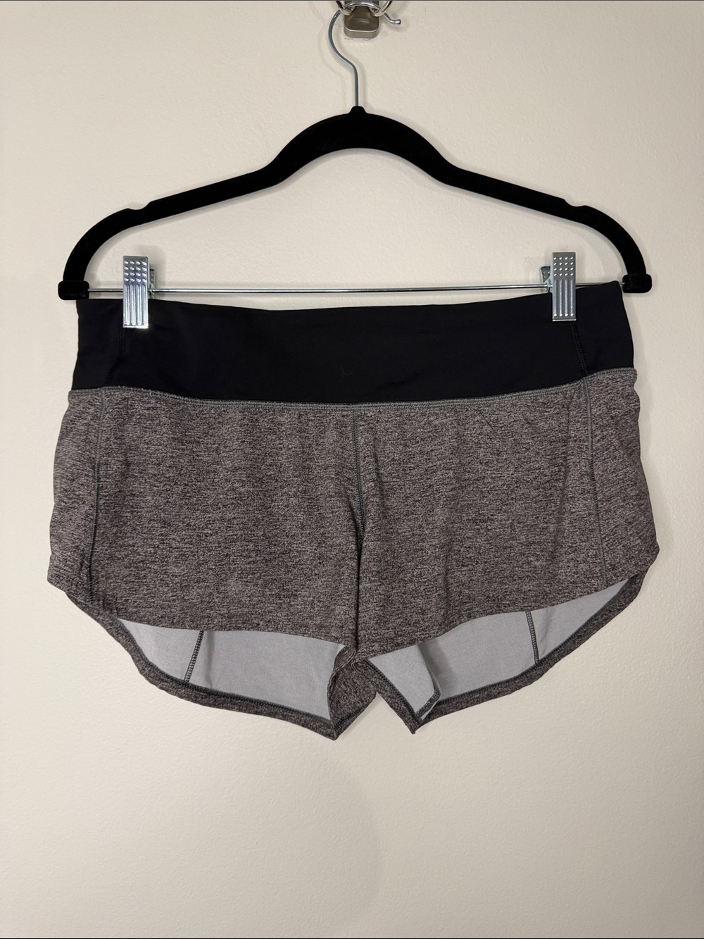 Lululemon Speed Up Short 2.5" Inseam Black Heather Gray Running Workout Size 6